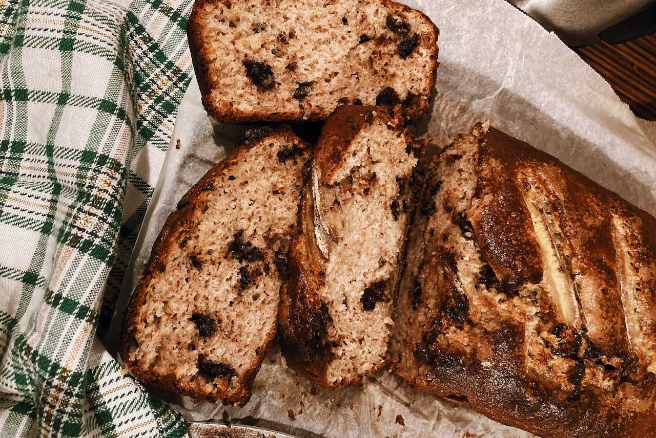 Chlebek bananowy z tahini i czekoladą